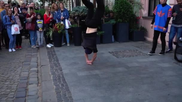 Lviv Ukrayna Eylül 2019 Bilinmeyen Adamlar Şehrin Sokaklarında Dans Molası — Stok video