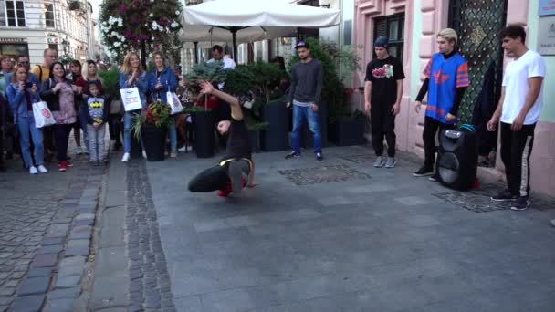 Lviv Oekraïne September 2019 Onbekende Jongens Dansen Straat Van Stad — Stockvideo