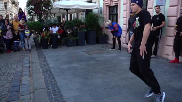 Lviv Ukraina September 2019 Okända Killar Dansar Paus Gatan Staden — Stockvideo