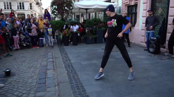 Lviv Oekraïne September 2019 Onbekende Jongens Dansen Straat Van Stad — Stockvideo