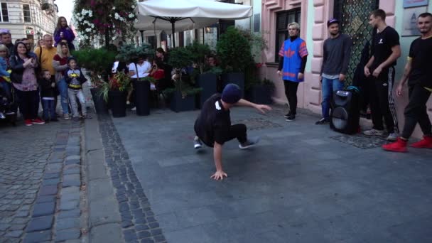 Lviv Oekraïne September 2019 Onbekende Jongens Dansen Straat Van Stad — Stockvideo