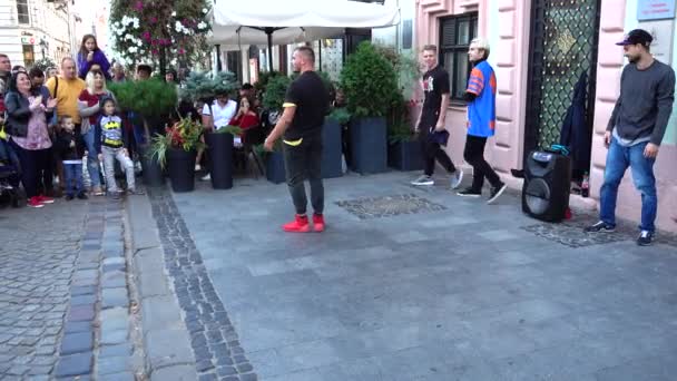 Lviv Ukraine September 2019 Unknown Guys Dance Break Street City — Stok video