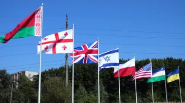 Bayrak direkleri üzerinde Belarus, Gürcistan, İngiltere, İsrail, Polonya, Usa, Özbekistan ve Ukrayna bayrakları.