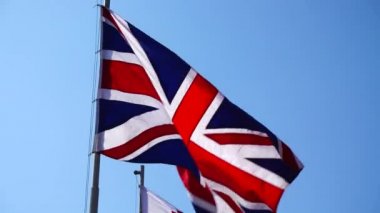 Mavi gökyüzüne karşı büyük Britanya'nın bayrak.