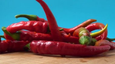 Kırmızı biber, biber. Harekette çekim..