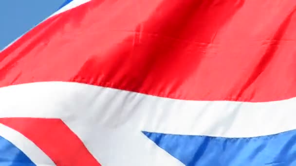 Σημαία Της Μεγάλης Βρετανίας Ενάντια Στον Γαλάζιο Ουρανό — Αρχείο Βίντεο