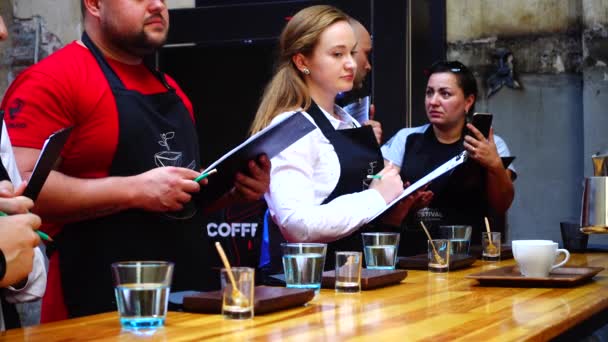 Lviv Ucrânia Setembro 2019 Barista Cozinha Café — Vídeo de Stock