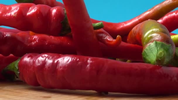 Rote Chilischote Pfeffer Schießen Der Bewegung — Stockvideo