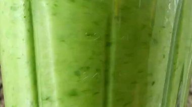 Salatalık, nane ve limondan kokteyl hazırlama.