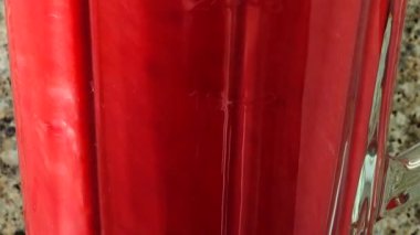 Ahududu, muz ve elmadan yapılan bir kokteylin karışımında hazırlanma.