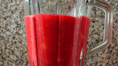 Karıştırıcıda smoothie hazırlama.