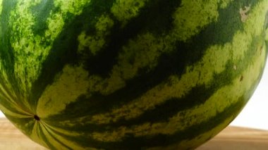 Mutfak tahtasındaki karpuz. Harekette çekim..