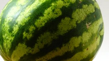 Mutfak tahtasındaki karpuz. Harekette çekim..