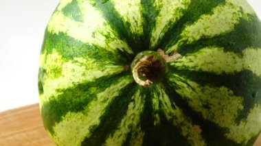 Mutfak tahtasındaki karpuz. Harekette çekim..