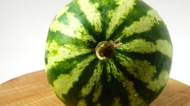 Mutfak tahtasındaki karpuz. Harekette çekim..