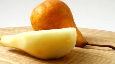 Ahşap mutfak tahtasındaki armutlar. Harekette çekim..