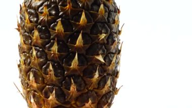 Ananas, hareket halinde ateş ediliyor. Sağlıklı yemek..
