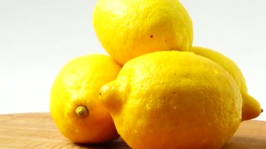 Tahtadaki limonlar. Sağlıklı yemek..