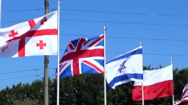 Bayrak direkleri üzerinde Belarus, Gürcistan, İngiltere, İsrail, Polonya, Usa, Özbekistan ve Ukrayna bayrakları.