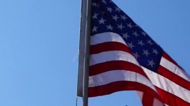 Birleşik Devletler bayrağı rüzgarda parlıyor..