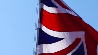 Mavi gökyüzüne karşı büyük Britanya'nın bayrak.