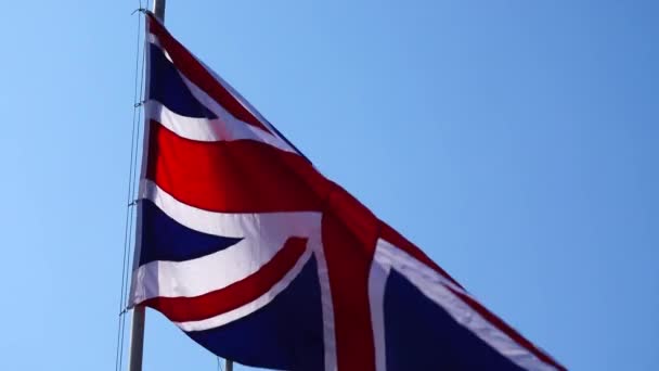 Bandera Gran Bretaña Contra Cielo Azul — Vídeo de stock