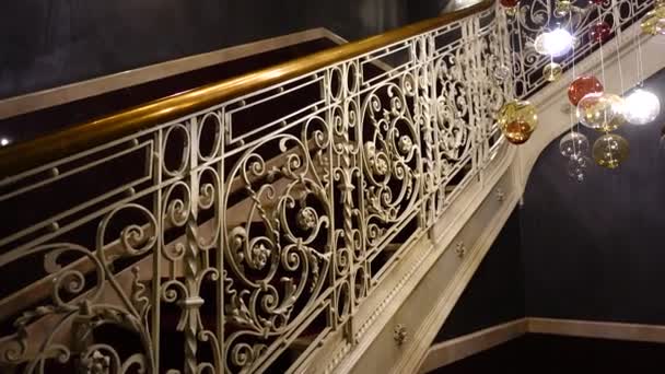 Kronleuchter Und Treppe Gebäude — Stockvideo