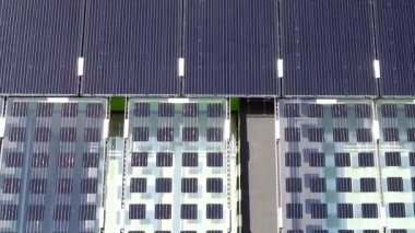 Bina duvarındaki güneş panelleri.