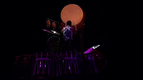 日本の伝統的なドラマー 音楽家は太鼓を演奏する — ストック動画