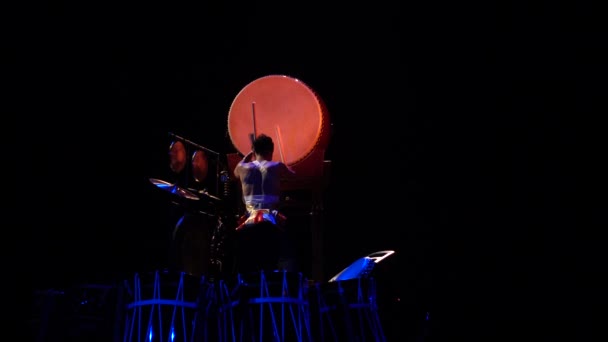 Παραδοσιακός Ιάπωνας Ντράμερ Μουσικός Παίζει Τύμπανα — Αρχείο Βίντεο