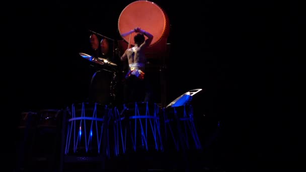 日本の伝統的なドラマー 音楽家は太鼓を演奏する — ストック動画
