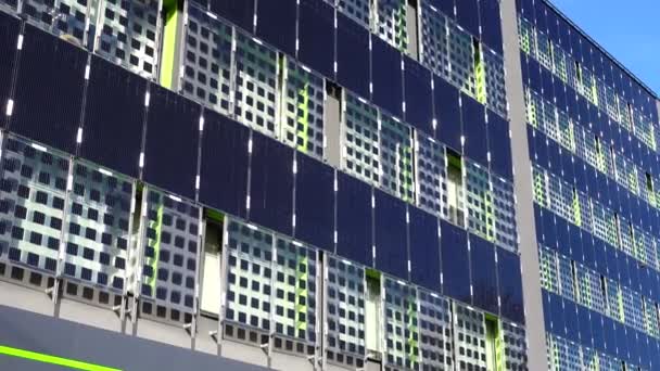 建筑物墙壁上的太阳能电池板 — 图库视频影像