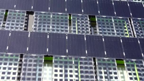 Bina Duvarındaki Güneş Panelleri — Stok video