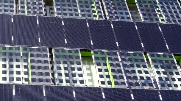 Zonnepanelen Bouwmuur — Stockvideo