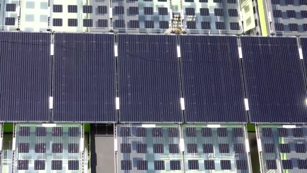 Panele Słoneczne Ścianie Budynku — Wideo stockowe