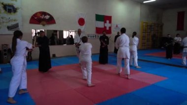 LVIV, UKRAINE - 26 Ekim 2019: Budo-Maraton 2019. Japon eskrim teknikleri maratonuna katılanlar.