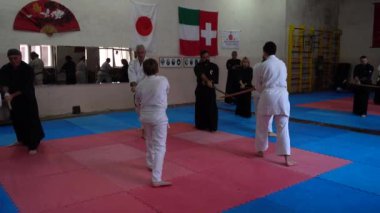 LVIV, UKRAINE - 26 Ekim 2019: Budo-Maraton 2019. Japon eskrim teknikleri maratonuna katılanlar.