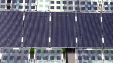 Bina duvarındaki güneş panelleri.