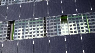 Bina duvarındaki güneş panelleri.