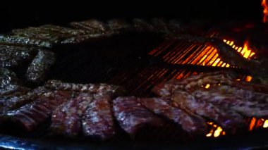 Domuz pirzolası ateşte, barbekü. Yavaş çekim.