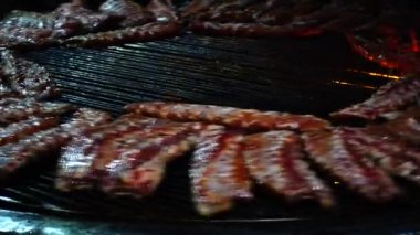 Domuz pirzolası ateşte, barbekü.