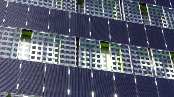 建物の壁に太陽光パネル — ストック動画