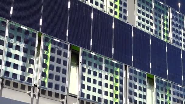 Ηλιακοί Συλλέκτες Στον Τοίχο Του Κτιρίου — Αρχείο Βίντεο