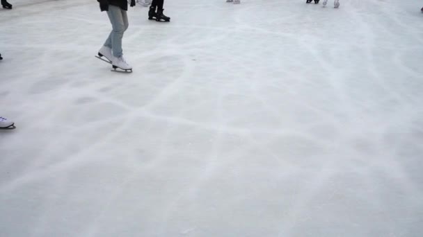 Pessoas Patinam Uma Pista — Vídeo de Stock