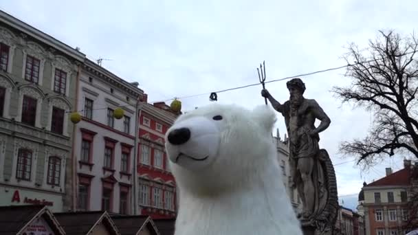 Street Artist Clothes Huge Polar Bear Entertain Public Square City — Stock Video