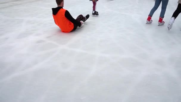 Menschen Skaten Auf Einer Eisbahn — Stockvideo