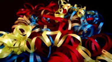 Yılanın kara arka planda düşüşü. Yavaş çekim.