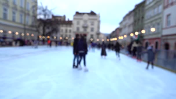 Pessoas Desconhecidas Patinam Praça Cidade Fora Foco — Vídeo de Stock