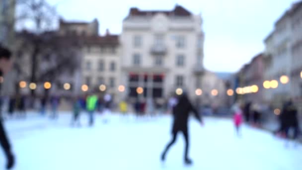 不知名的人在这个城市的广场上滑冰 注意力不集中 — 图库视频影像