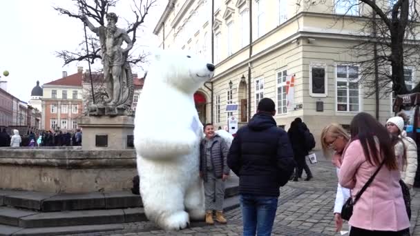 Lviv Ukraine Décembre 2019 Artiste Rue Vêtu Énorme Ours Polaire — Video